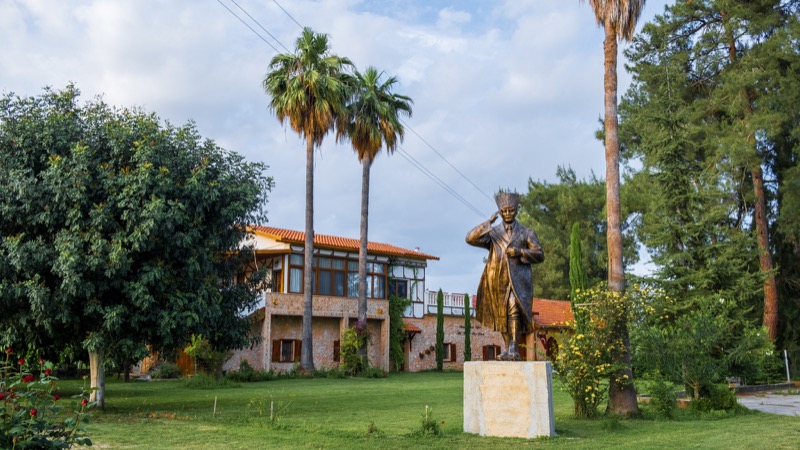 Atatürk Heykeli ve Taş Konak